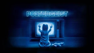 کارگردان: توبی هوپر نویسنده: استیون اسپیلبرگ بازیگران: هتر اورورک، کریگ تی. نلسن، بیاتریس استرایت تاریخ اکران: ۱۹۸۲ میانگین امتیازات در IMDB: ۷.۳ از ۱۰ فیلم “ارواح خبیثه” (Poltergeist) یکی از آثار ماندگار و تاثیرگذار در ژانر ترسناک به شمار می‌رود که به خاطر سکانس‌های ترسناک و داستان جذابش، توجه بسیاری از تماشاگران و منتقدان را جلب کرده است. داستان فیلم حول یک خانواده معمولی به نام فریمن می‌چرخد که به تازگی به یک خانه جدید نقل مکان می‌کنند. به زودی آن‌ها متوجه می‌شوند که خانه‌شان تحت تسلط نیروهای ماوراءالطبیعه قرار دارد و ارواح خبیثه‌ای در آنجا وجود دارند. سکانس‌های ترسناک و دلهره‌آور فیلم، از جمله صحنه‌های معروفی مانند درخشش تلویزیون و مکالمه دختر کوچک خانواده با یک موجود نامرئی، به شدت تأثیرگذار هستند و حس وحشت و تنش را به خوبی منتقل می‌کنند. کارگردانی توبی هوپر و داستان‌نویسی استیون اسپیلبرگ، ترکیبی از هنر و دانش را در خلق یک اثر ترسناک واقعی به نمایش می‌گذارد. این فیلم با بودجه‌ای معادل ۱۰ میلیون دلار ساخته شد و به فروش بیش از ۱۲۰ میلیون دلار دست یافت، که آن را به یکی از موفق‌ترین فیلم‌های دهه ۸۰ تبدیل کرد. “ارواح خبیثه” نه تنها در گیشه موفق بود، بلکه به خاطر تأثیرش در فرهنگ عامه و سینما، به یک اثر کلاسیک تبدیل شد. فیلم ارواح خبیثه (Poltergeist)